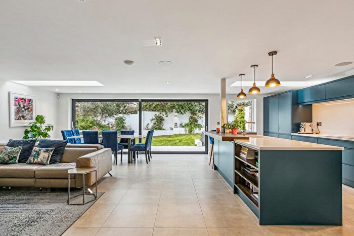 6 Bedroom Detached House To Rent In Hollies Close, Wandsworth Common, SW16