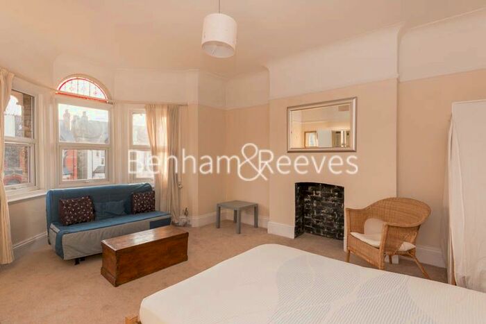 Studio To Rent In Madeley Road, Ealling, W5