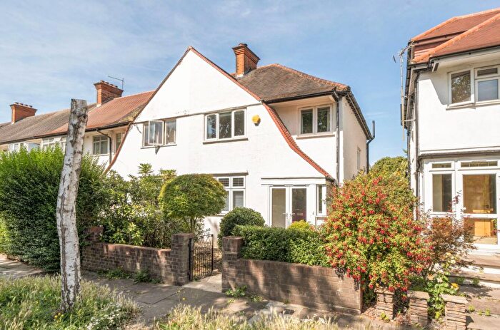 3 Bedroom End Of Terrace House For Sale In Princes Avenue, Acton, W3
