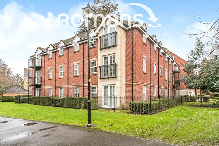 2 Bedroom Flat For Sale In Brunel Court, Old College Road, Newbury, RG14
