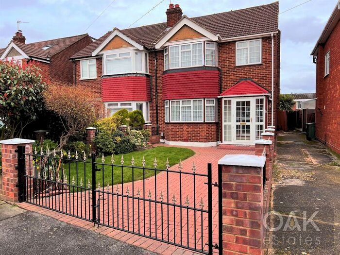 3 Bedroom Semi-Detached House To Rent In Warwick Drive, Cheshunt, Waltham Cross, EN8