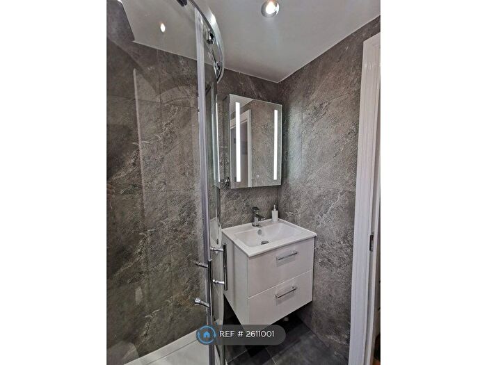 Studio To Rent In Bounds Green Road, London, N22