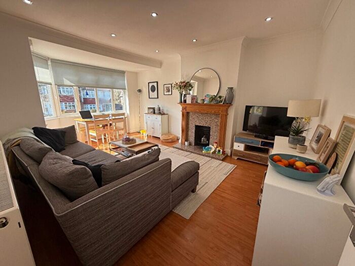 2 Bedroom Maisonette To Rent In Monks Avenue, Barnet, North London, EN5