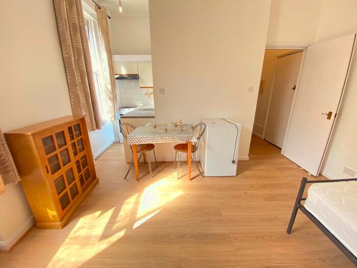 Studio To Rent In Castlehill Parade, The Avenue, West Ealing, W13