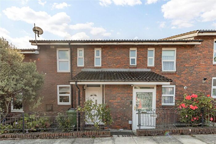 2 Bedroom House To Rent In Garden Close, London, SE12