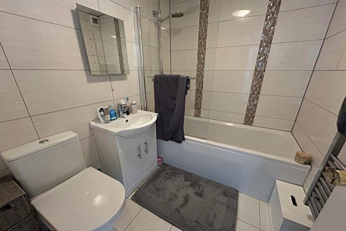 2 Bedroom Apartment To Rent In Stapleford Close, Sale, M33