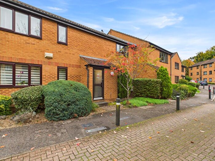 1 Bedroom Apartment For Sale In Knaves Hollow, Wooburn Moor, High Wycombe, Buckinghamshire, HP10