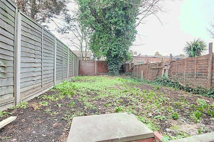 Semi-Detached House To Rent In Kingsway, Enfield, EN3