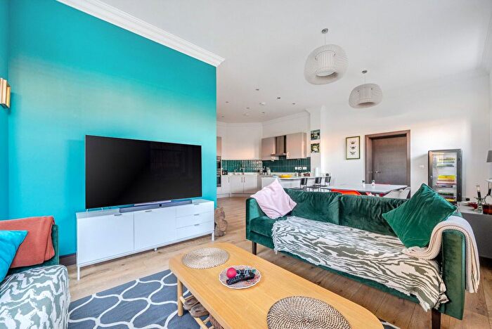 3 Bedroom Flat For Sale In Mccarthy Crescent, Wellesley, Aldershot, GU11