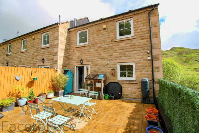 4 Bedroom Town House For Sale In Ivy Place, Portsmouth, Todmorden, OL14
