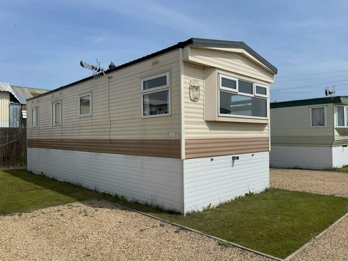 2 Bedroom Mobile Home To Rent In Clay Lake, Spalding, PE12