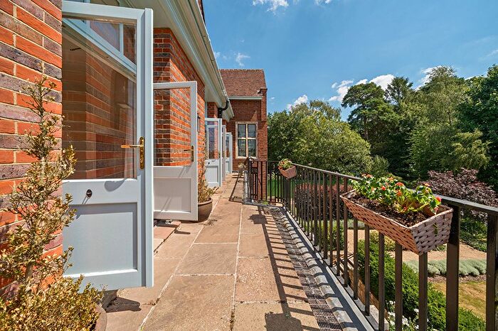 2 Bedroom Flat For Sale In Kings Drive, Midhurst, GU29
