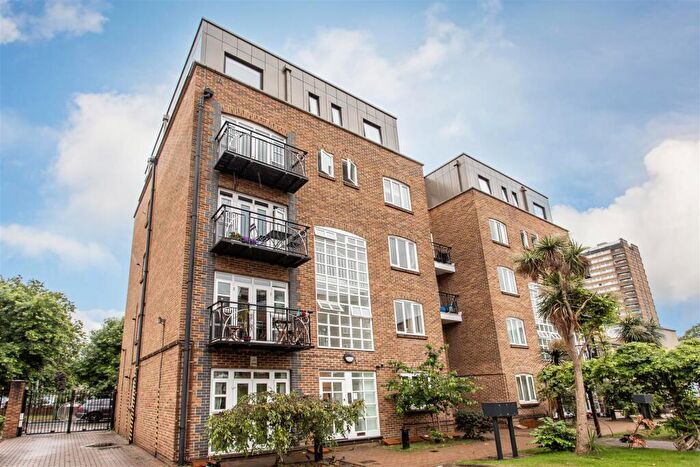 2 Bedroom Flat For Sale In Empire Wharf, Victoria Park, E3