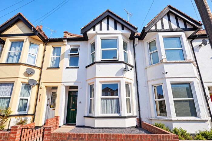 2 Bedroom Flat To Rent In Burdett Avenue, Westcliff-On-Sea, SS0