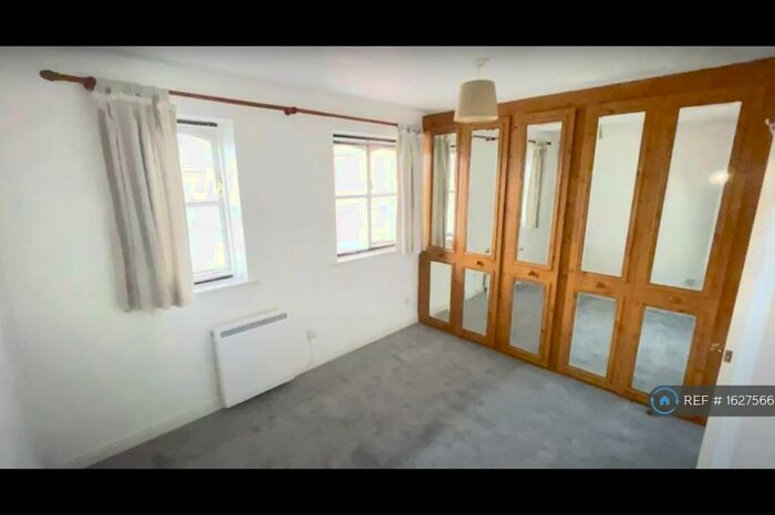 1 Bedroom Flat To Rent In Lucas Gardens, London, N2
