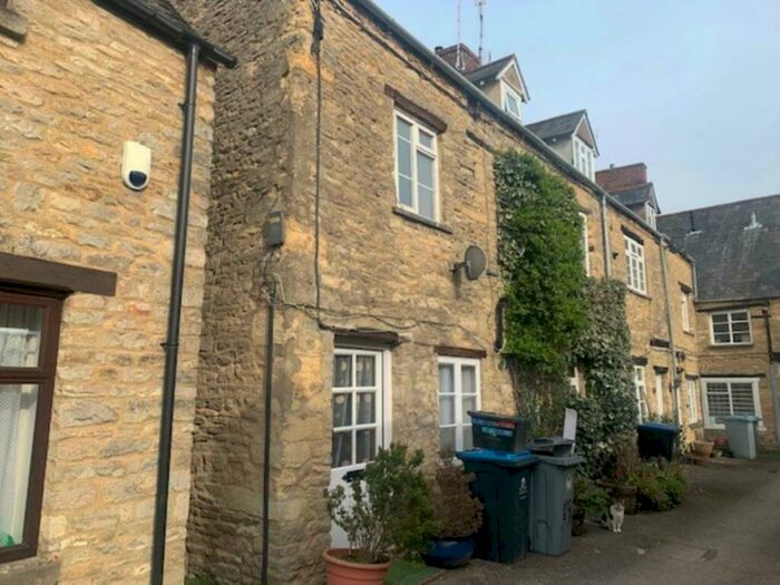 2 Bedroom Cottage To Rent In High Street, Witney, OX28