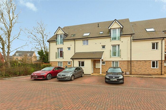 2 Bedroom Flat For Sale In Cameo Court, Aylesbury, Buckinghamshire, HP18