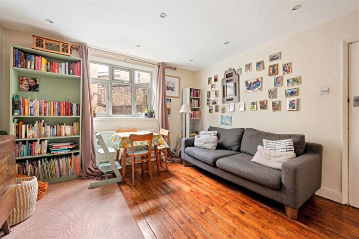 2 Bedroom Flat For Sale In Dunn Street, Dalston, E8