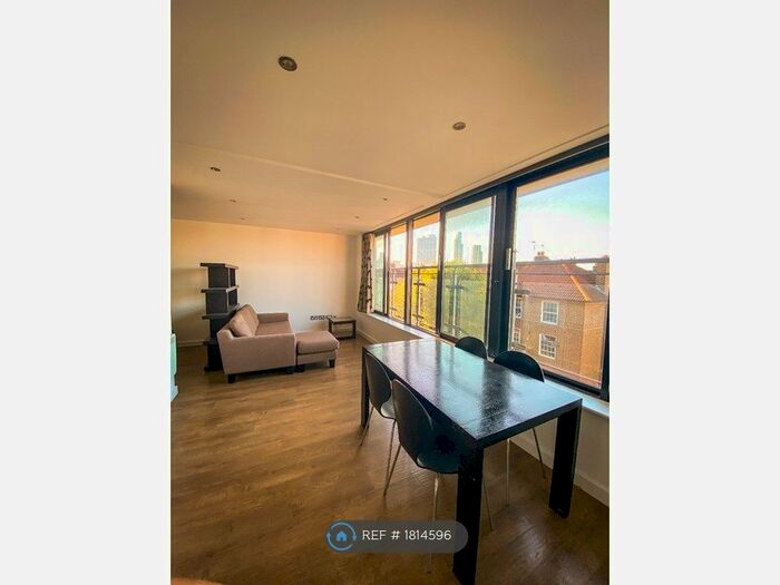 Studio To Rent In Carillon Court, London, E1