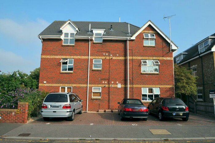 2 Bedroom Flat To Rent In Heathcote Road, BH5