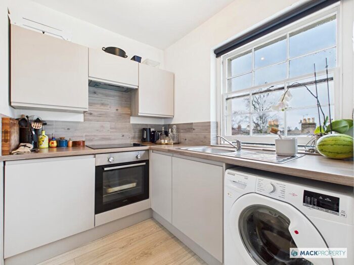 Studio To Rent In London Road, Cheltenham, GL52