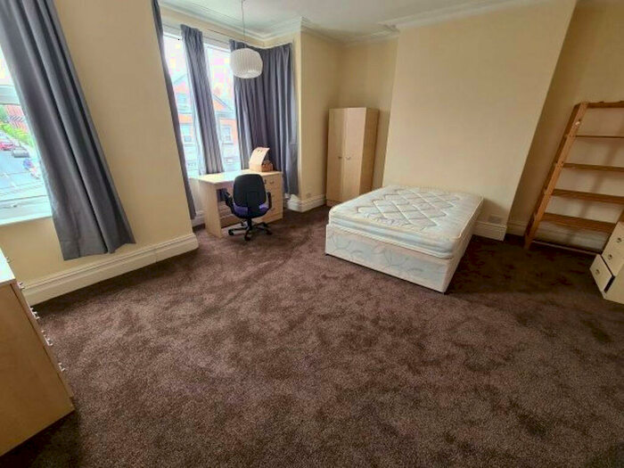 6 Bedroom House To Rent In Brudenell Road, Leeds, LS6