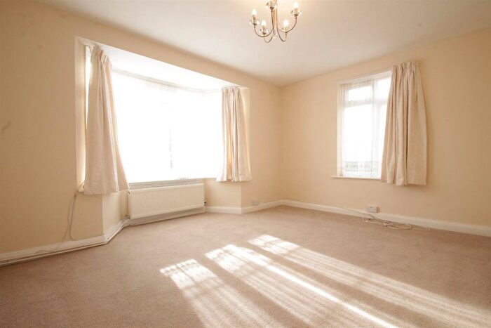 2 Bedroom Flat To Rent In Finchley Court, N3