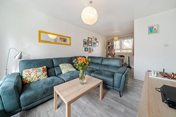 2 Bedroom Flat For Sale In Heather Close, London, SW8