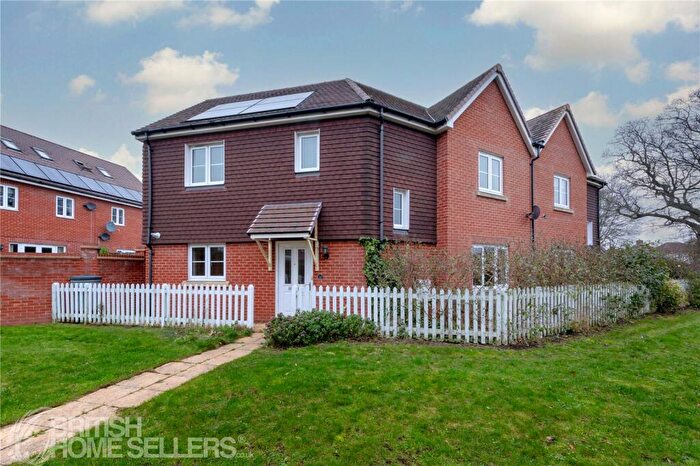 3 Bedroom Semi Detached House For Sale In Oaktree Gardens, London, SE9