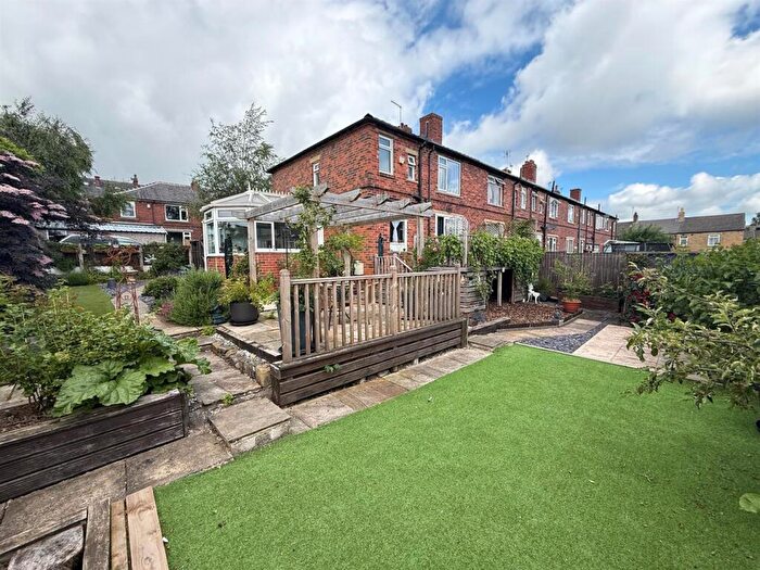 3 Bedroom Town House For Sale In Longfield Mount, Pudsey, LS28