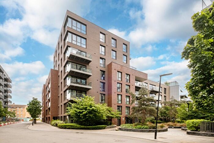 2 Bedroom Flat To Rent In Devan Grove London, N4