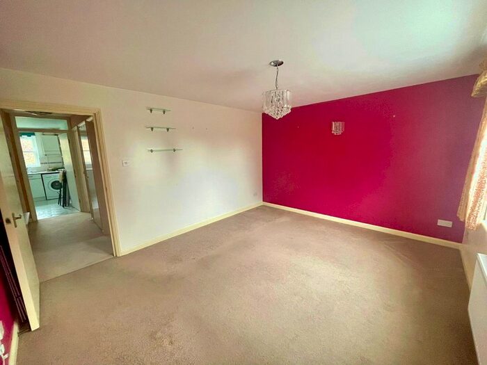 1 Bedroom Flat To Rent In Warren Close, Hayes, UB4