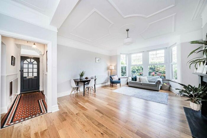 2 Bedroom Flat For Sale In Queens Avenue, Whetstone, N20