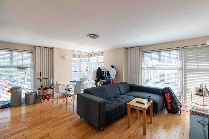 2 Bedroom Flat To Rent In Albert Bridge Road, Battersea, SW11
