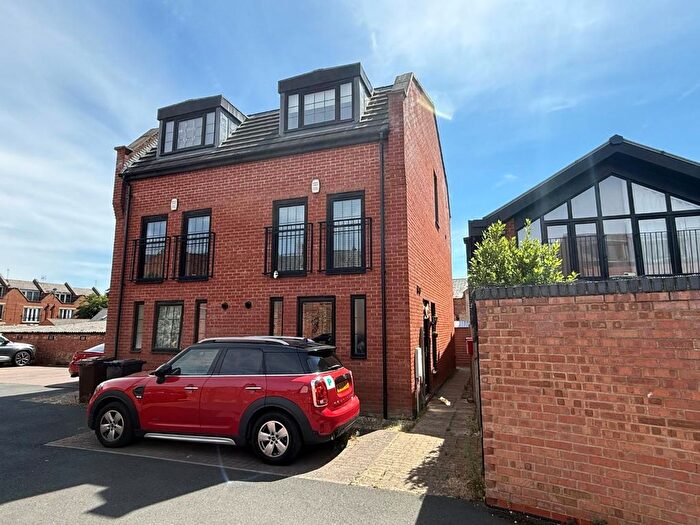 4 Bedroom Semi-Detached House For Sale In Thenford Mews, Northampton, NN1