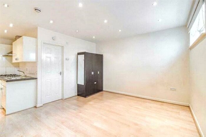 Studio To Rent In Finchley Road, London, NW11