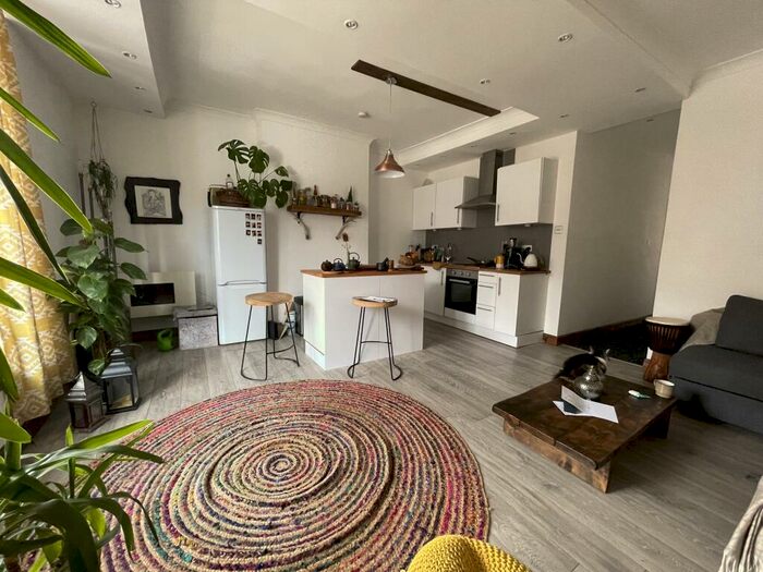 2 Bedroom Flat To Rent In Christchurch Road, BH7