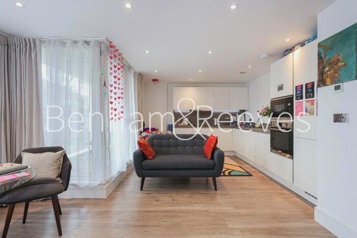 2 Bedroom Apartment To Rent In Tavern Quay, Rope Street, SE16