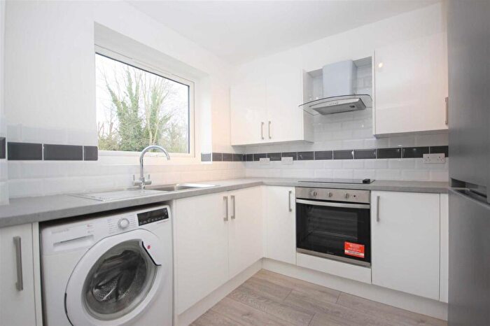2 Bedroom Flat To Rent In Trotwood, Chigwell, IG7