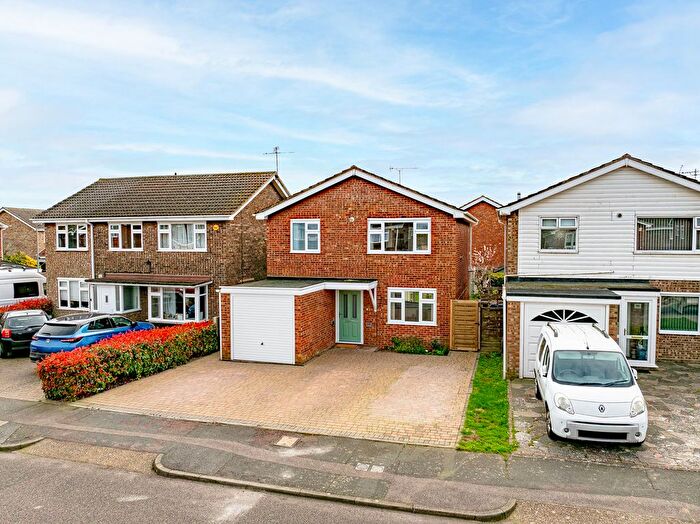 3 Bedroom Detached House For Sale In Raphael Drive, Southend-On-Sea, SS3