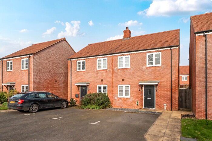 2 Bedroom Semi Detached House For Sale In Garners Field, OX17