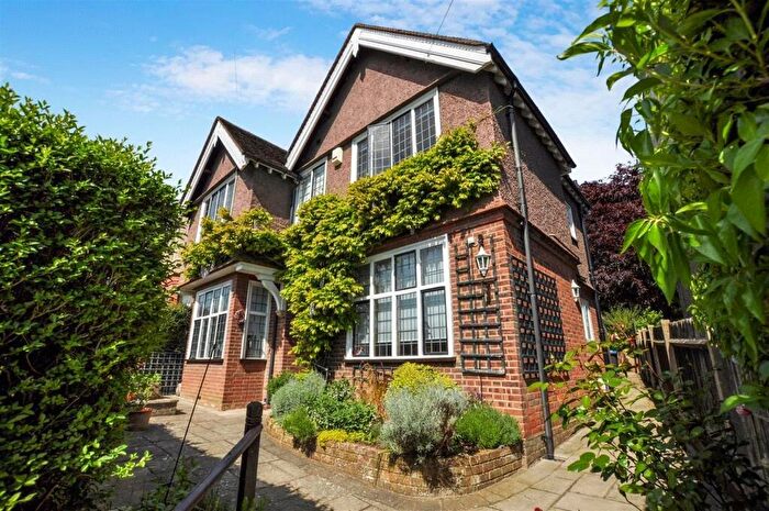 4 Bedroom Detached House To Rent In Doctors Commons Road, Berkhamsted, Hertfordshire, HP4