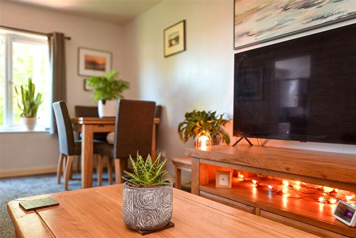 1 Bedroom Flat For Sale In Willow Close, Beare Green, Surrey, RH5