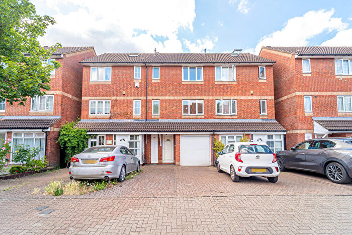 4 Bedroom Mews For Sale In Bunning Way, London, London, N7