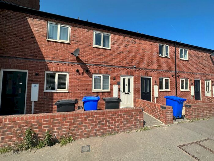3 Bedroom Town House To Rent In Main Street, Burton-On-Trent, DE15