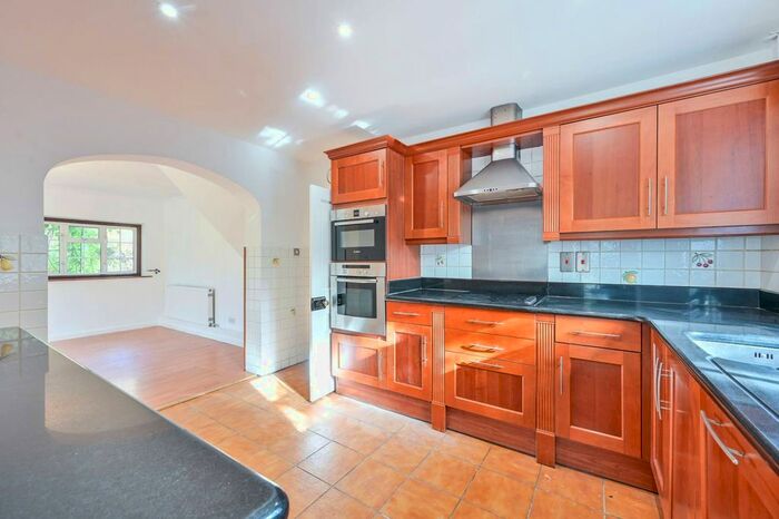 5 Bedroom Property To Rent In High Street, Chobham, GU24