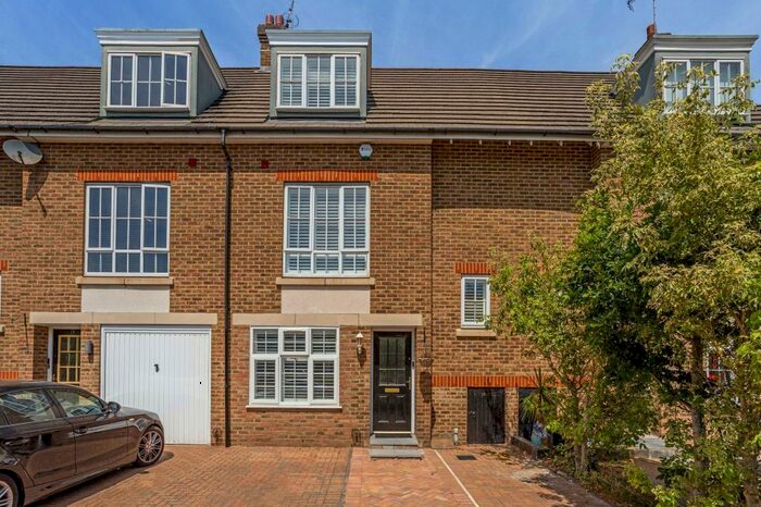 3 Bedroom House To Rent In Goodhall Close Stanmore, HA7