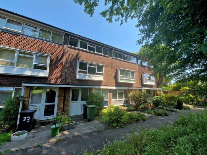 2 Bedroom Flat To Rent In Treemount Court, Grove Avenue, Epsom, KT17