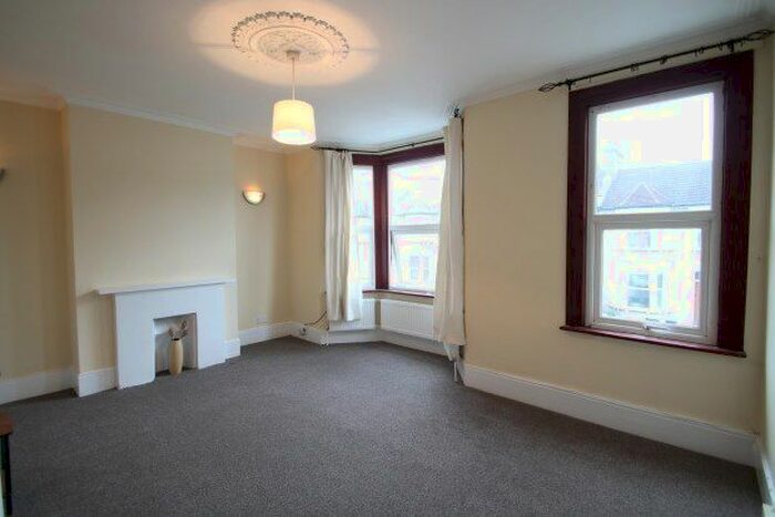 2 Bedroom Flat To Rent In Honley Road, London, SE6