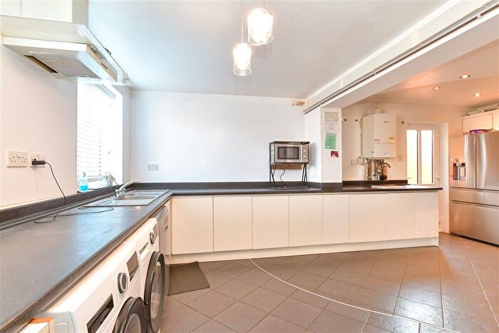 4 Bedroom Detached House For Sale In Britannia Close, Sittingbourne, Kent, ME10